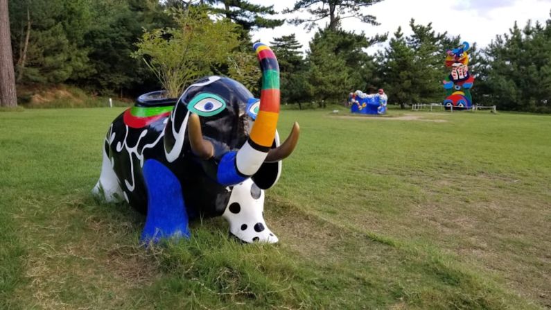 Isla Naoshima, Japón — Se ha encargado a artistas internacionales que instalen arte en casas de teca abandonadas. También hay una impresionante galería en Benesse House y varias esculturas al aire libre, incluido este elefante de la artista francesa Niki de Saint Phalle.