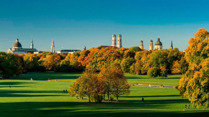 Munich, Alemania — El Englischer Garten es un parque favorito de Múnich diseñado por Benjamin Thompson al estilo británico hace 225 años. Dato curioso: hay un lugar para surfear (realmente) en este oasis urbano más grande que el Central Park de Nueva York. (Joerg Lutz / Munich Turismo).