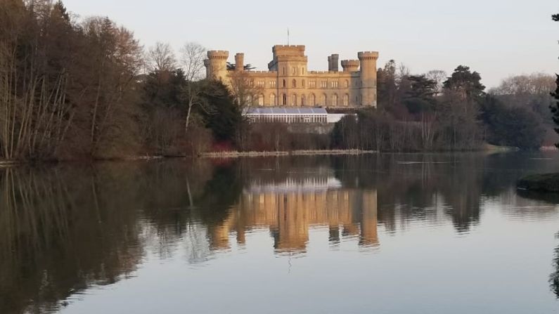 Ledbury, Reino Unido — Busca los huevos de Pascua en Eastnor Castle and Arboretum, que fue fundada por el primer Earl Somers y sostenida por la familia Hervey-Bathurst durante los últimos 200 años.