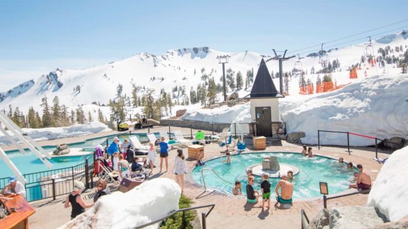 Lago Tahoe, California — Con nevadas de 1,5 metros, el Squaw Valley Alpine Meadows permanecerá abierto más tiempo en primavera. Toma el tranvía aéreo de Squaw Valley hasta High Camp a 8.200 pies, donde la bañera de hidromasaje gigante High Camp se abrirá de nuevo en primavera. (Ben Arnst).