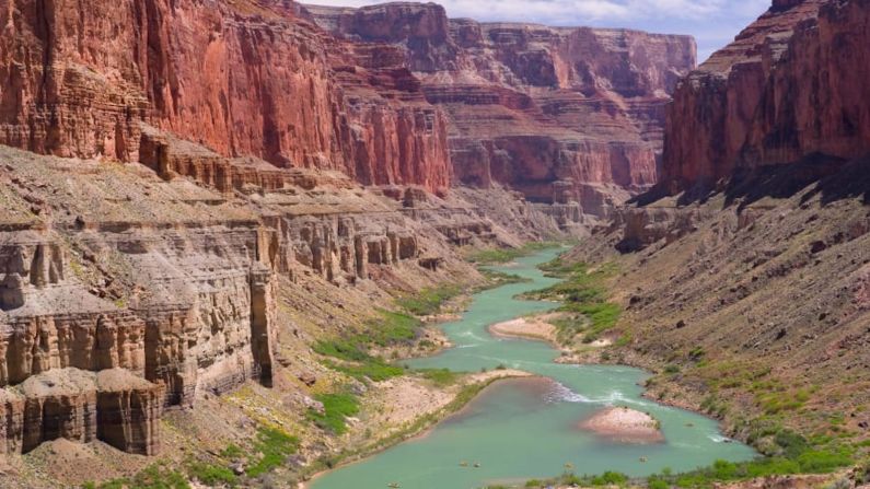 Gran Cañón, Arizona — Celebra el Centenario de este parque nacional haciendo rafting con el galardonado operador de viajes de aventura OARS, que comienza seis días de rafting en el río Colorado el 7 de abril. (James Kaiser Cortesía de OARS).