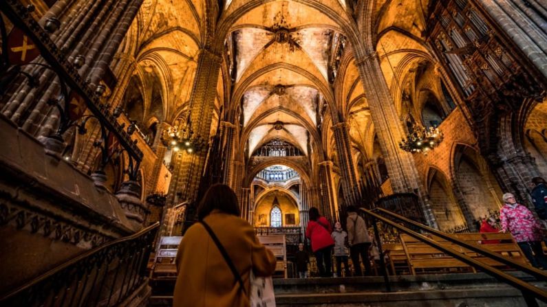 Barcelona, España — La sagrada comisión del arquitecto Antoni Gaudí, La Sagrada Familia, ha estado en construcción desde 1882, y podría terminarse de construir para 2030. (Frank Rumpenhorst / dpa / AP).