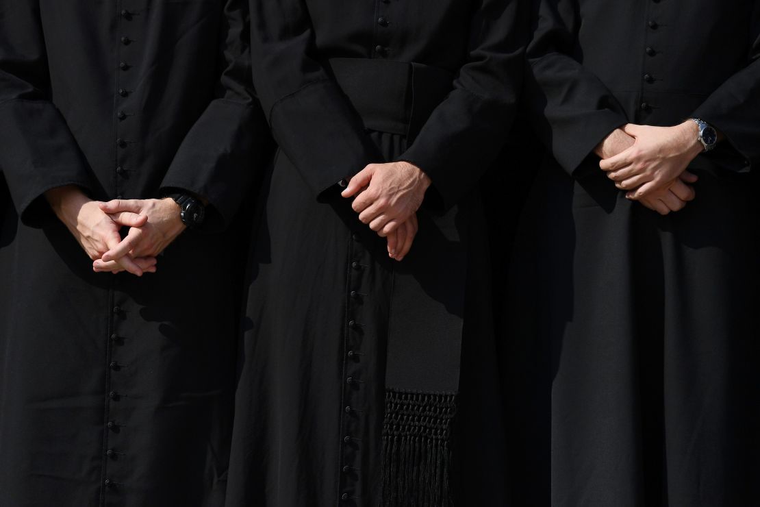 Sacerdotes permanecen de pie en el Vaticano.