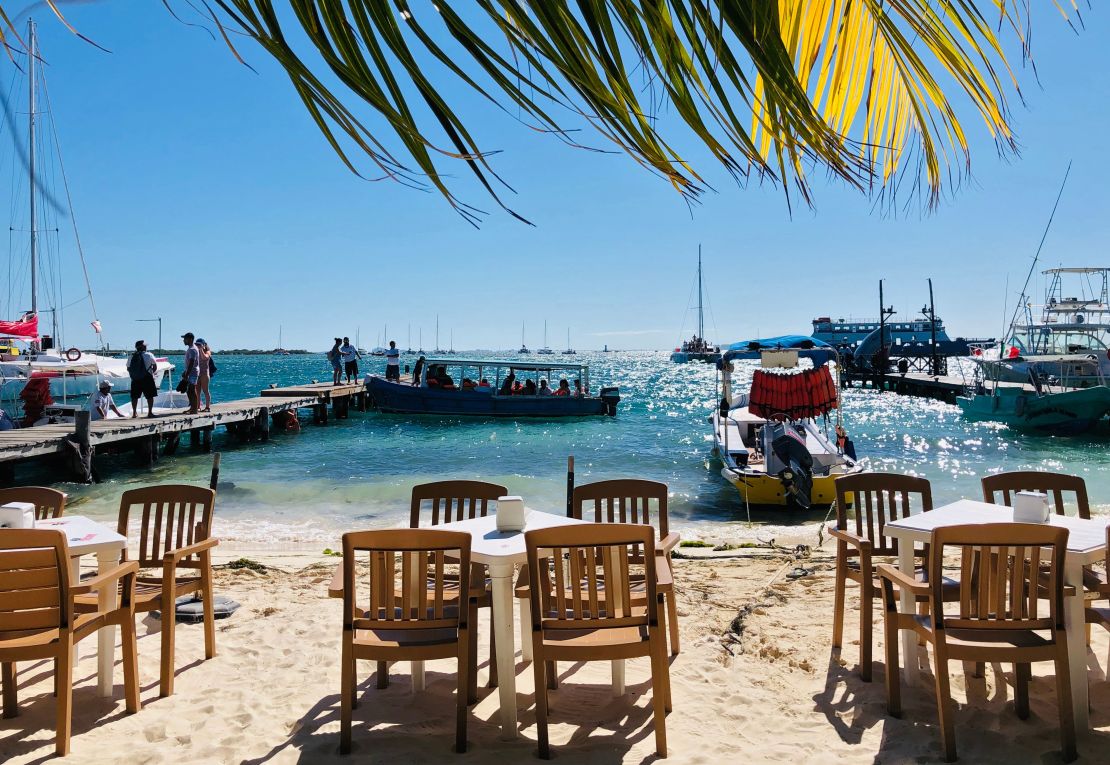 Vista desde una playa en Isla Mujeres, Quintana Roo, México.