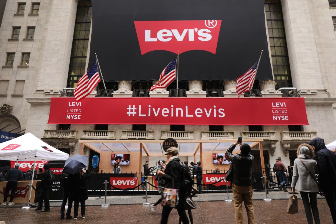 Un cartel de Levi's, cuelga en la fachada de la Bolsa de Nueva York.