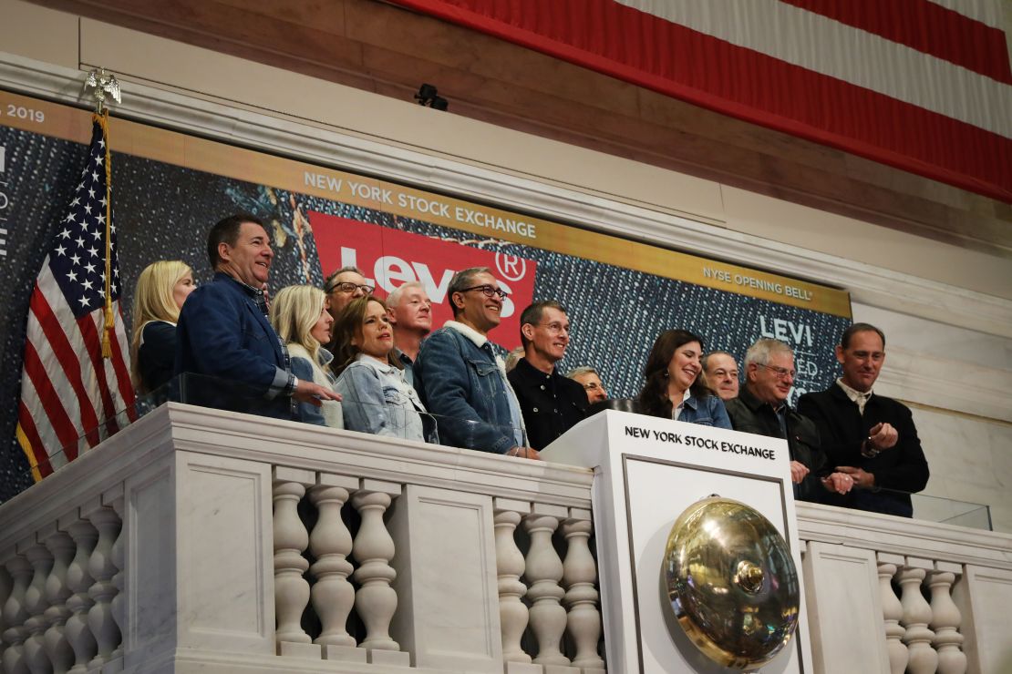 Empleados y propietarios de Levi's tocan la Campana de Apertura en el piso de la Bolsa de Valores de Nueva York, el día en que Levi Strauss regresó al mercado de valores.