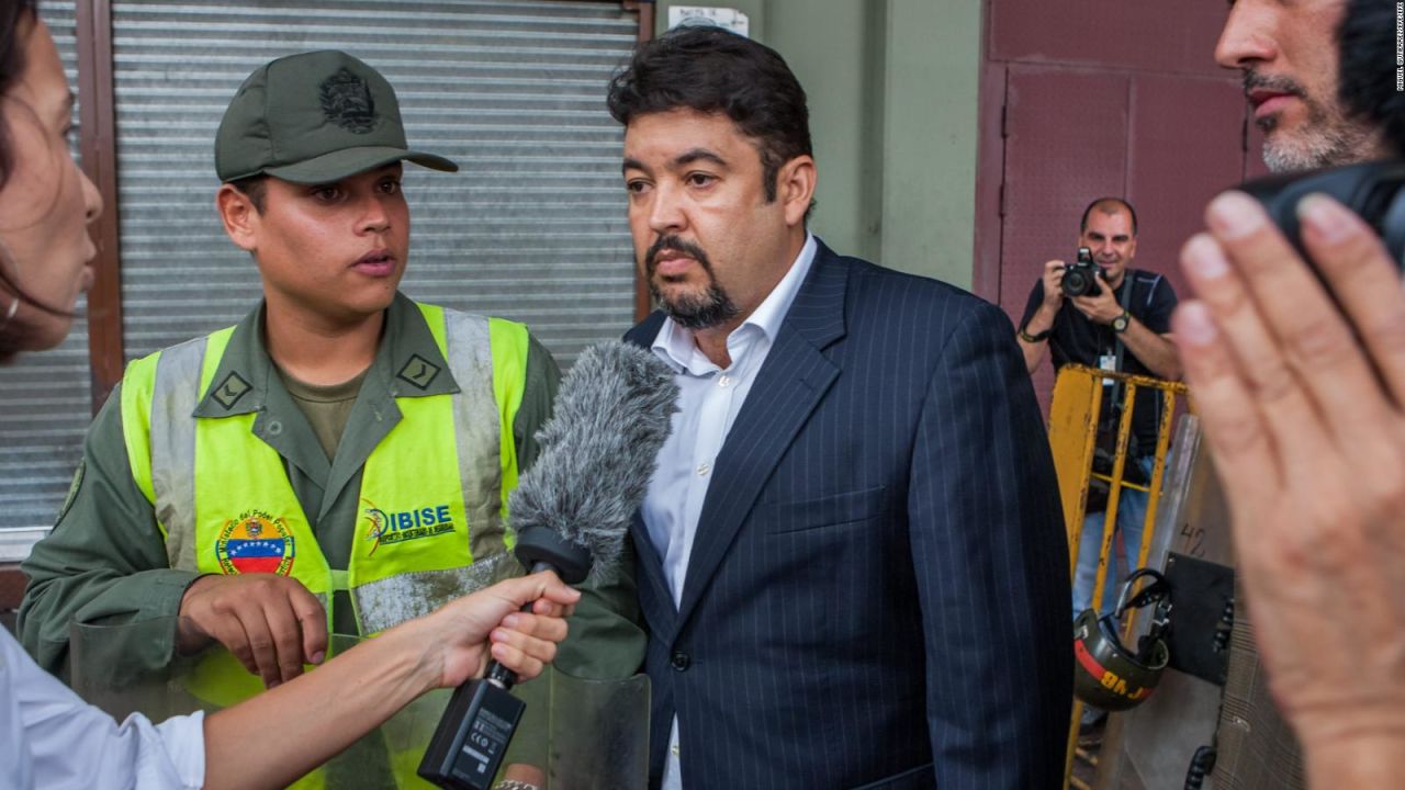 CNNE 628890 - detencion de hombre cercano a guaido- ¿cerca de la linea roja?