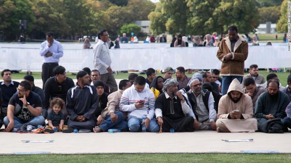 Miembros de la comunidad musulmana se reunió para las oraciones del viernes y para dos minutos de silencio en el Hagley Park.