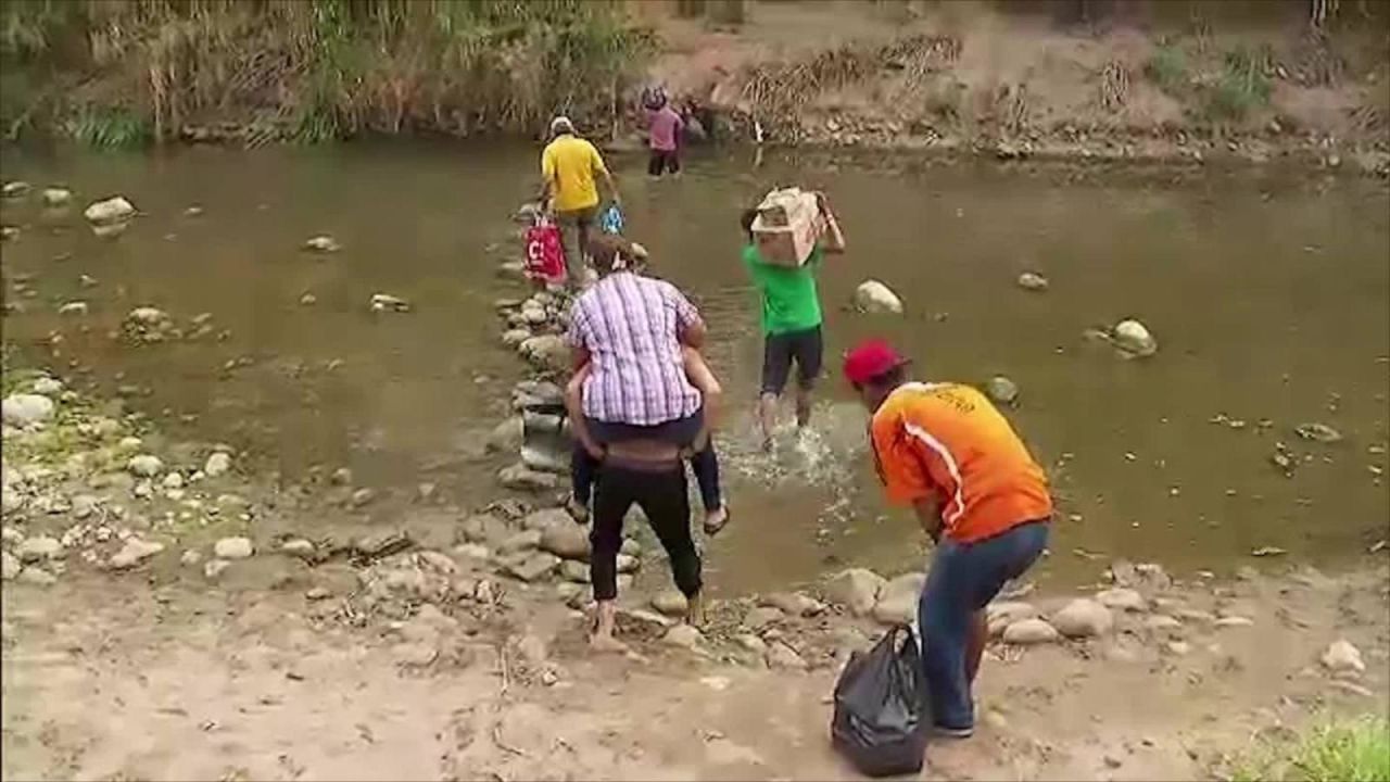 CNNE 629331 - los venezolanos pasan a colombia por caminos ilegales