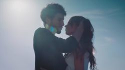 CNNE 629402 - tini stoessel y sebastian yatra estrenan el video de "cristina"