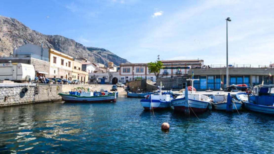 Isola delle Femmine se encuentra frente a la costa de un pueblo del mismo nombre.