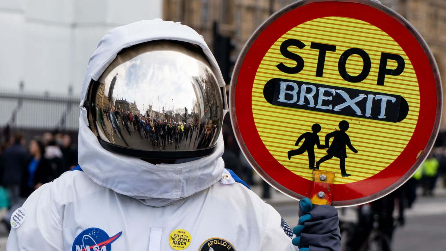 Una persona vestida de astronauta con un letrero de cruce de tráfico escolar que dice "Stop Brexit", durante una marcha a favor de la votación popular europea para un segundo referéndum.