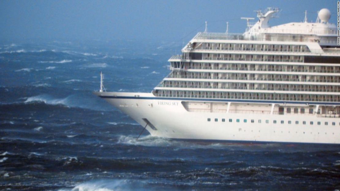 El crucero Viking Sky permanece anclado en mares movidos, luego de que se envió una señal de alerta debido a una falla del motor en condiciones de viento, cerca de Hustadvika, frente a la costa oeste de Noruega, este sábado.