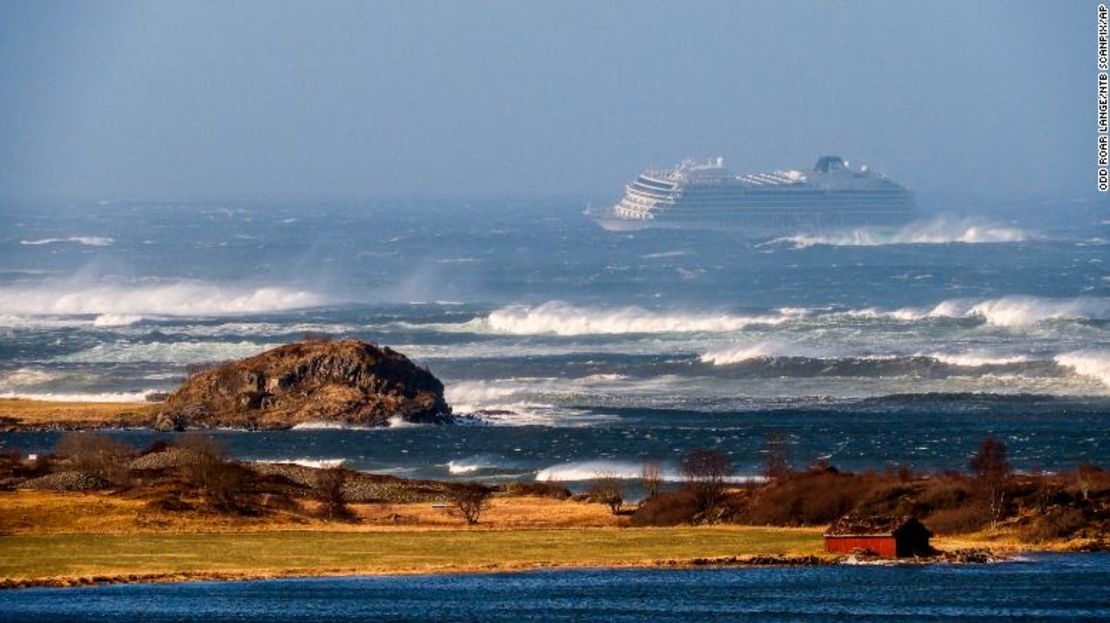 El crucero Viking Sky se ve en mares agitados el sábado en el área de Hustadvika, en el oeste de Noruega.