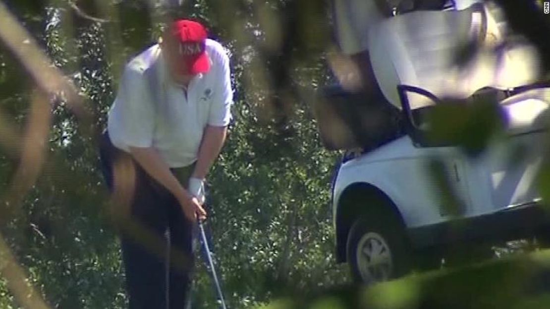 El presidente Trump pasó un tiempo jugando golf en su resort de Florida este sábado.