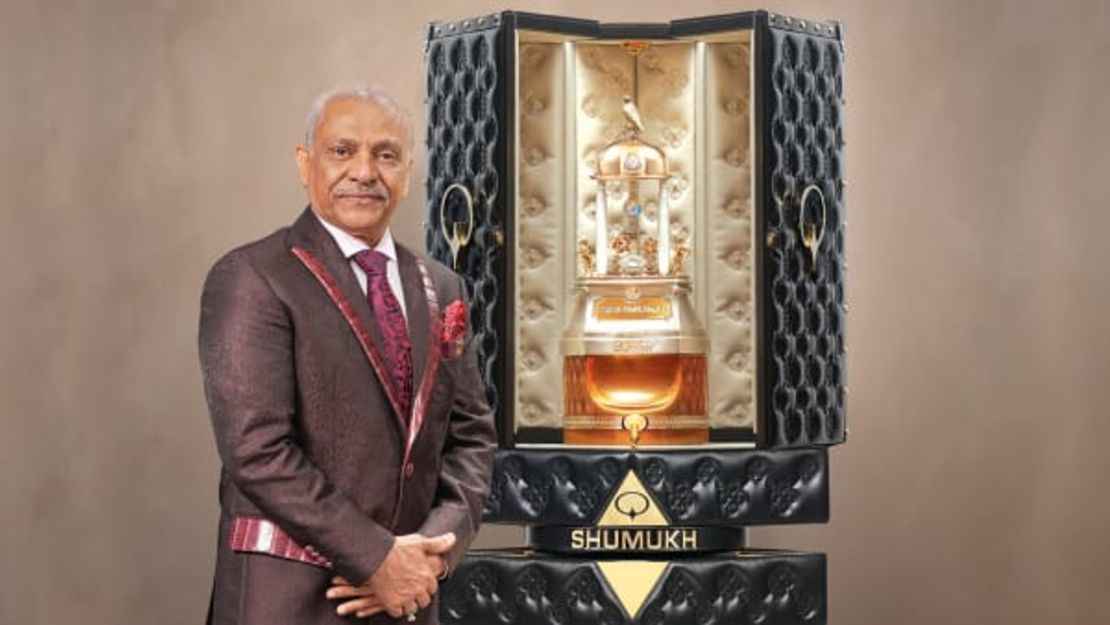 El fundador y presidente de Nabeel Perfumes Group, Asghar Adam Ali, posa junto a la botella de "Shumukh".