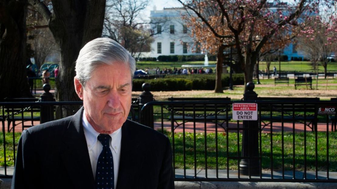 El fiscal especial Robert Mueller camina cerca de la Casa Blanca.