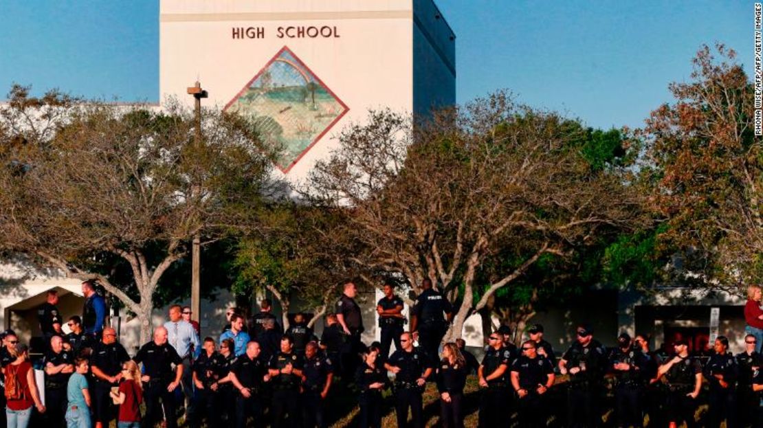 Los estudiantes y el personal de la escuela secundaria Marjory Stoneman Douglas regresan a clases el 28 de febrero de 2018, dos semanas después del tiroteo masivo en el que murieron 17 personas.