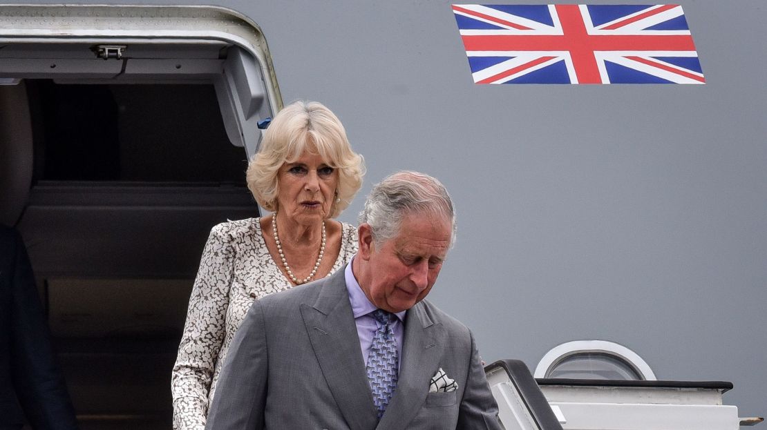 El príncipe Carlos y su esposa Camilla llegan al Aeropuerto Internacional José Martí en La Habana este domingo.