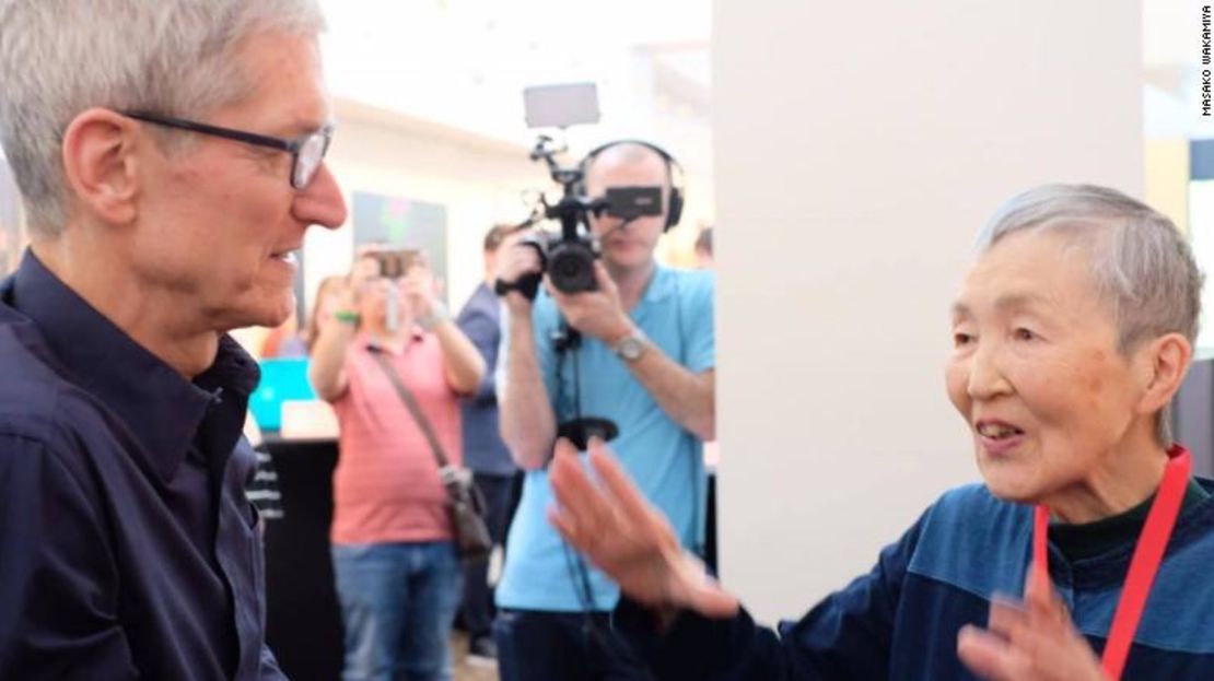 Masako Wakamiya habla con Tim Cook, presidente ejecutivo de Apple, en un evento en San Francisco, en 2017.