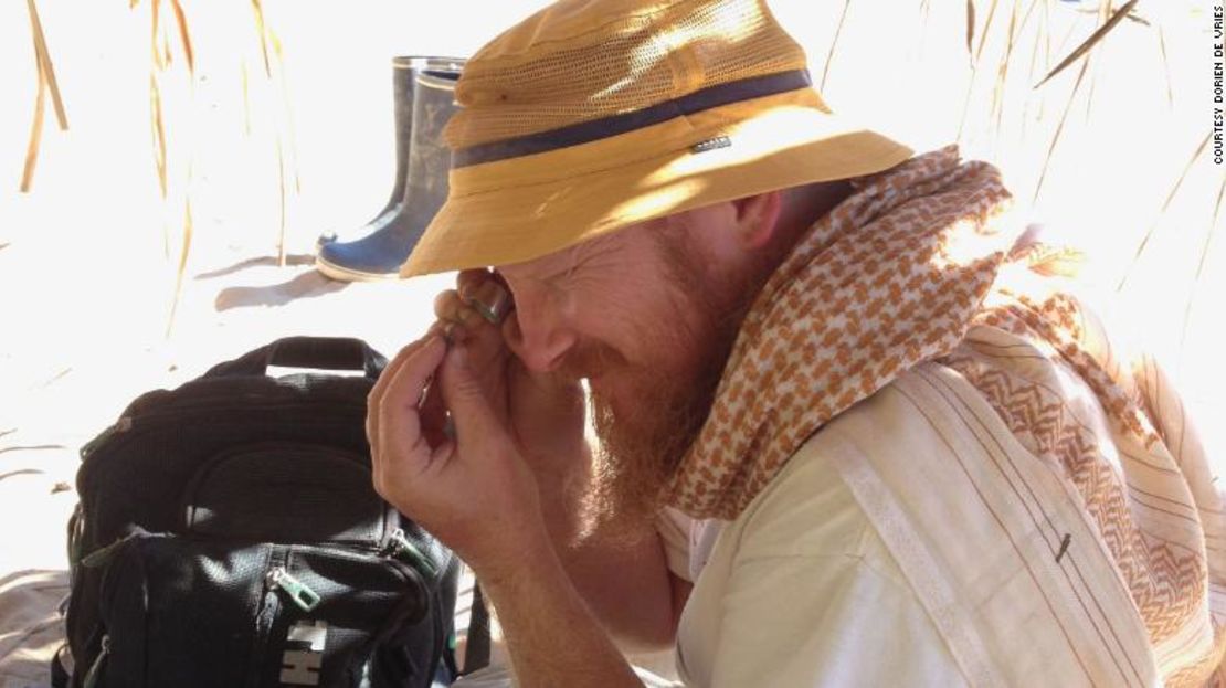 Erik Seiffert inspeccionando un pequeño fósil en Santa Rosa, en la Amazonía peruana.