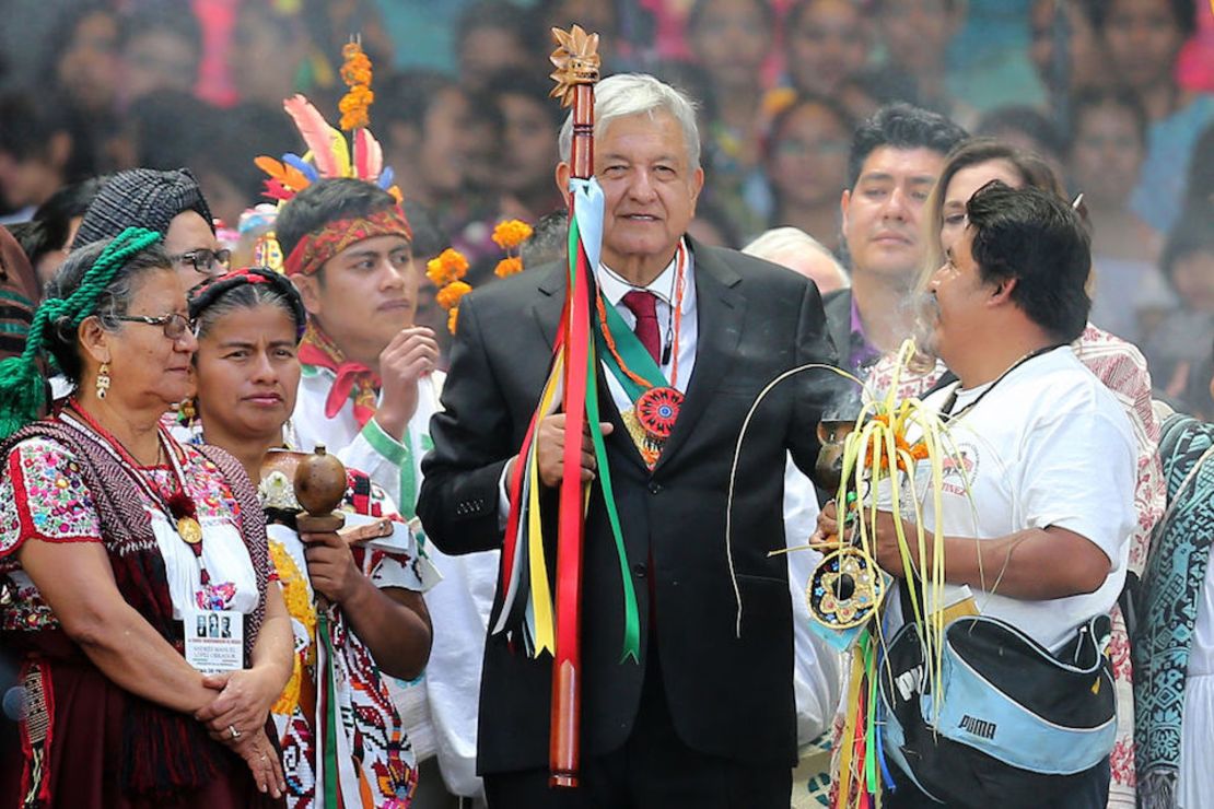 El presidente de México, Andrés Manuel López Obrador, toma parte de una ceremonia con representantes de los pueblos originarios de México, el día de su toma de posesión, el 1 de diciembre de 2018.