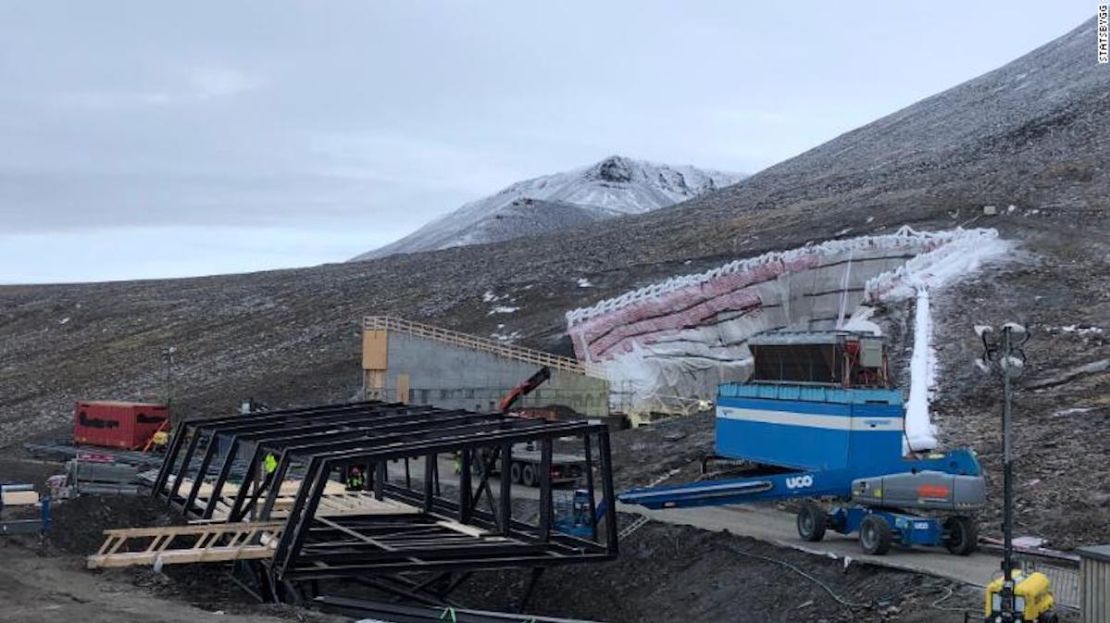 Trabajos de construcción en el nuevo edificio de servicios y entrada del túnel de la bóveda de semillas.