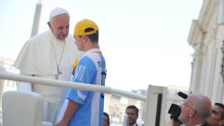 El papa Francisco habla con un niño en su papamóvil en la audiencia al final de su audiencia general en la plaza de San Pedro en el Vaticano el 19 de junio de 2013. Crédito: AFP PHOTO / TIZIANA FABITIZIANA FABI / AFP / Getty Images