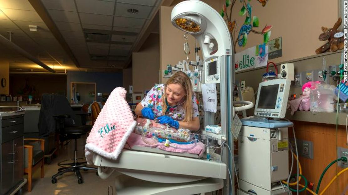 Tammy Lewis cuida a un bebé en el hospital McLane Children's.