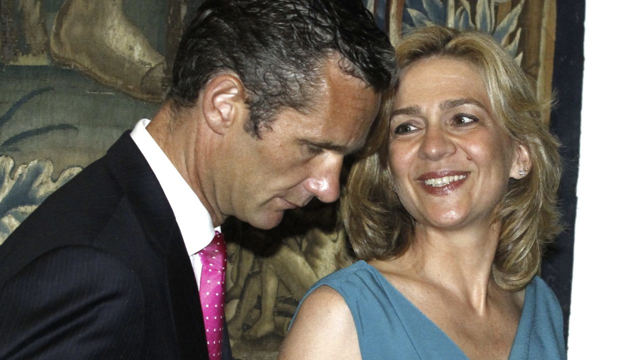 La princesa Cristina (der.) y su esposo Iñaki Urdangarín asisten a la tradicional cena de verano en el Palacio de la Almudaina el 5 de agosto de 2011 en Palma de Mallorca, España. Crédito: Carlos Alvarez / Getty Images