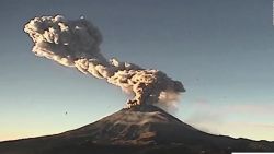 CNNE 631601 - alerta por explosion en el popocatepetl