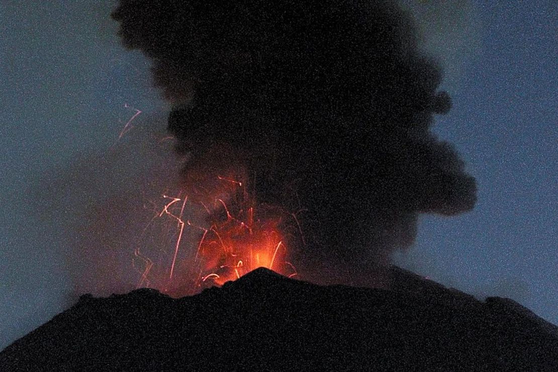 Erupción del volcán Popocatépetl el 19 de diciembre de 2000 vista desde San Nicolás de los Ranchos.