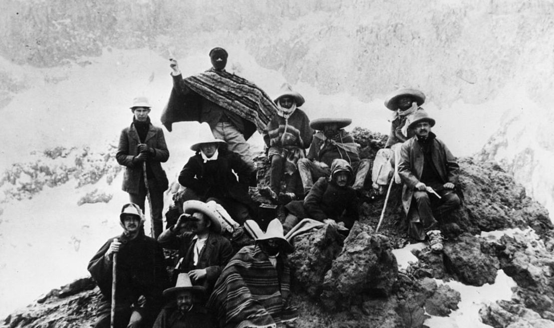 Esta foto data aproximadamente del año 1900, cuando montañistas ingleses ascendían el volcán Popocatepetl en Mexico. (Hulton Archive/Getty Images).