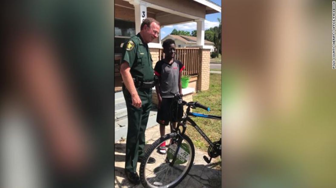 Grady Judd, sheriff del condado de Polk, Florida, le da a Daylin Campbell, de 13 años, una bicicleta nueva después de que le robaron la suya.