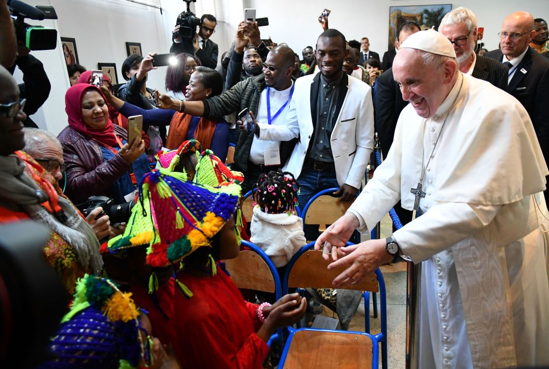 El papa Francisco visita a los migrantes en un centro administrado por la organización humanitaria católica Caritas en la capital marroquí de Rabat, durante el primer día de su visita al país del norte de África.