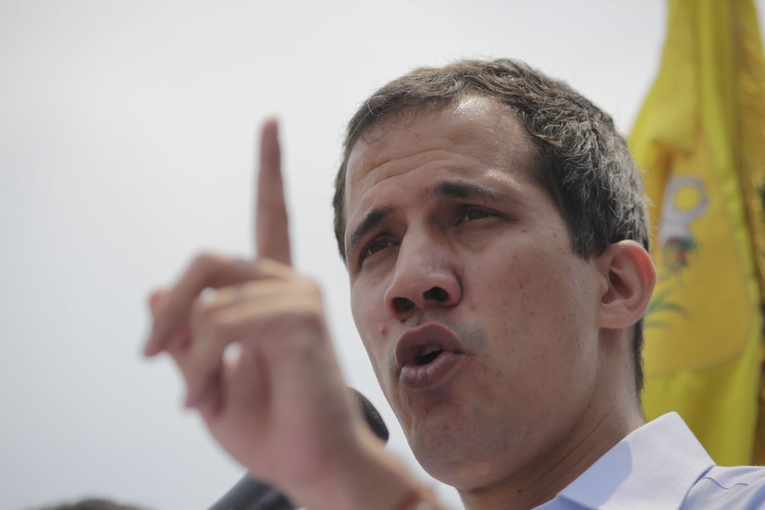 Juan Guaidó, pronuncia un discurso durante una manifestación este sábado en San Antonio de los Altos, Venezuela.