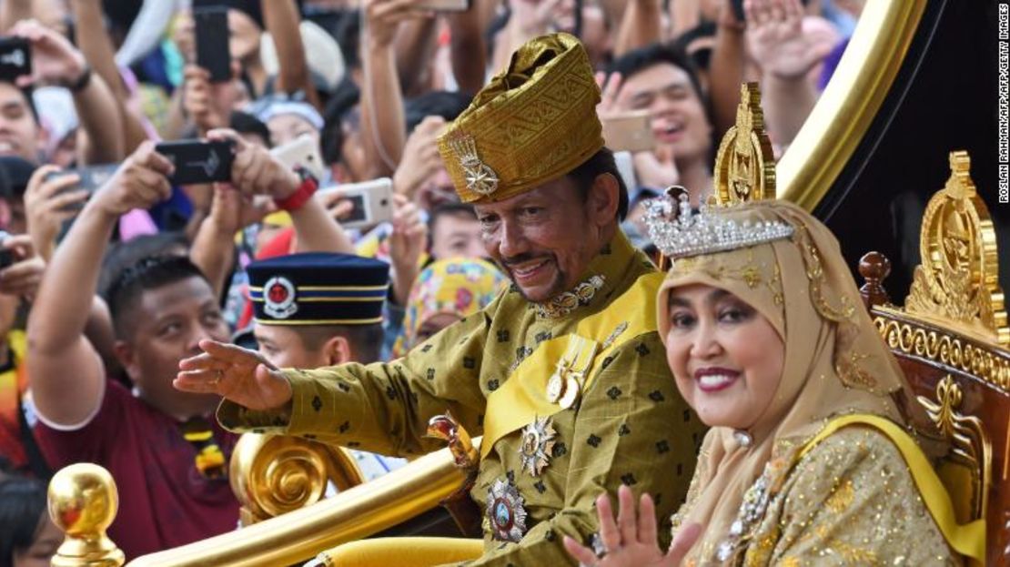 El sultán Hassanal Bolkiah y la reina Saleha viajan en una procesión de 2017 para celebrar su jubileo de oro.