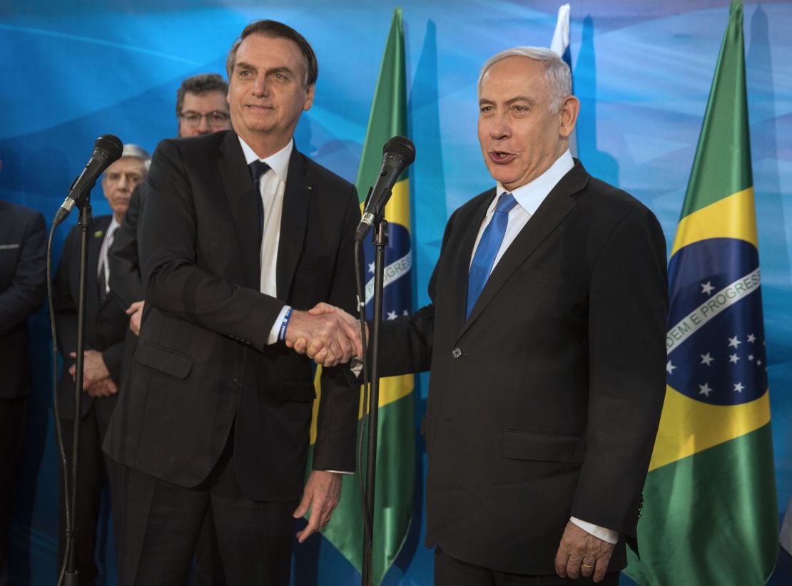 Benjamin Netanyahu, primer ministro de Israel, le da la mano a Jair Bolsonaro, presidente de Brasil, en Jerusalén este domingo.