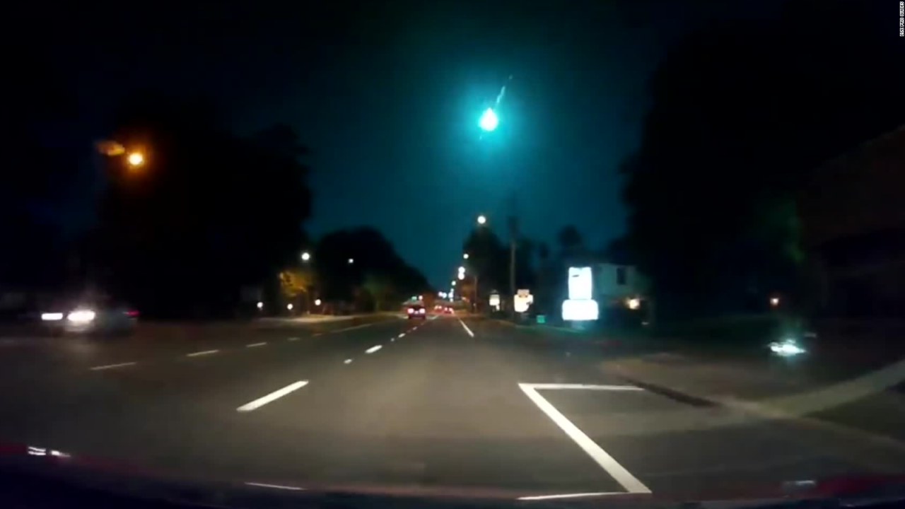 CNNE 632197 - meteoro verde ilumina la noche de la florida