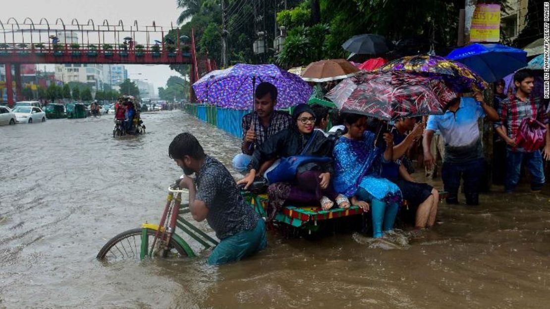 Las inundaciones catastróficas en Bangladesh en 2017 destruyeron al menos 950.000 casas.