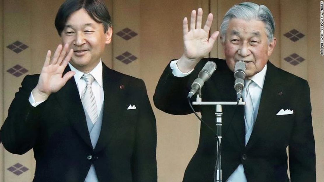 El emperador Akihito de Japón (derecha) y el príncipe heredero Naruhito durante una ceremonia por el Año Nuevo en el palacio imperial de Tokio el 2 de enero de 2019.