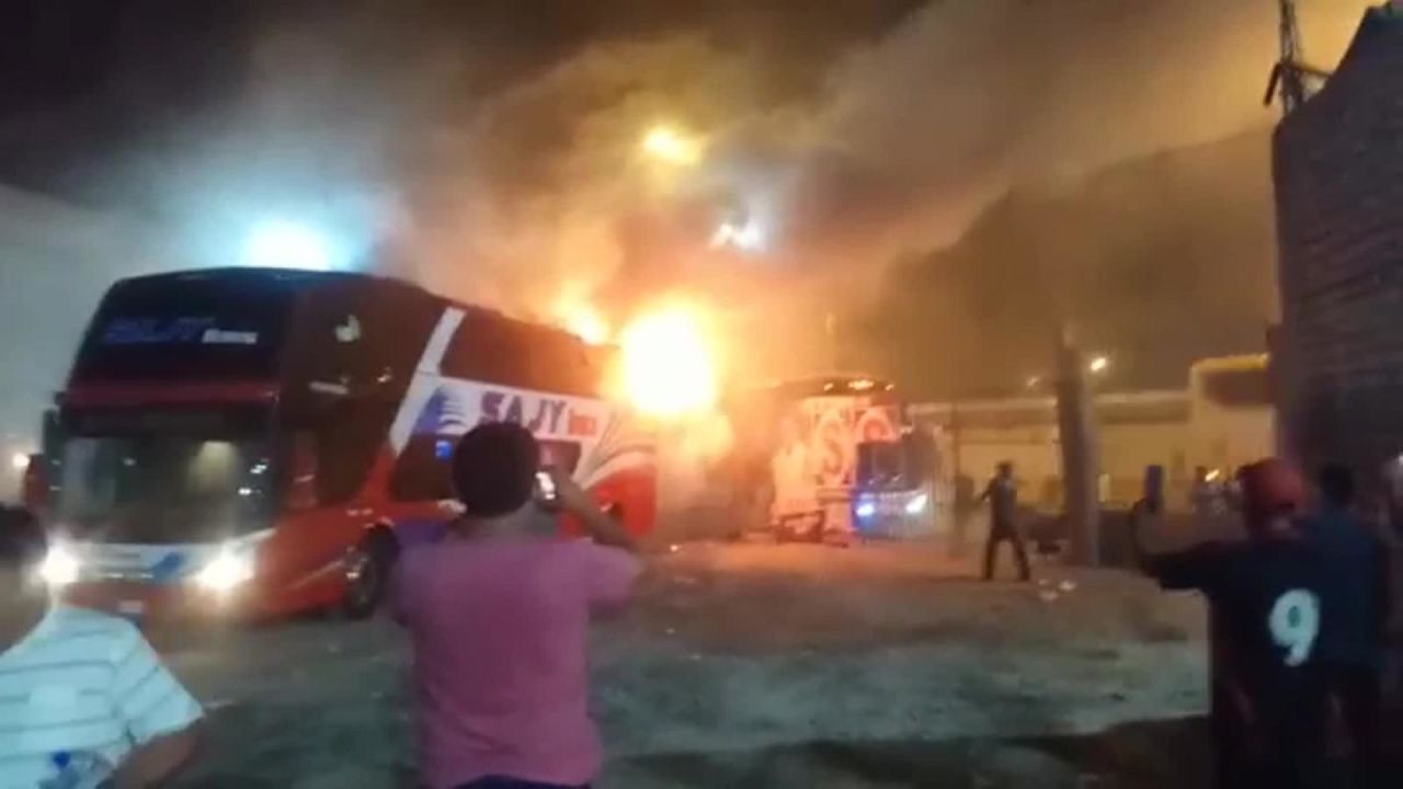 CNNE 632396 - asi fue el mortal incendio de un autobus de pasajeros