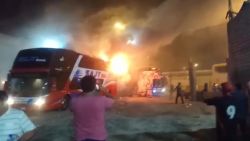 CNNE 632396 - asi fue el mortal incendio de un autobus de pasajeros