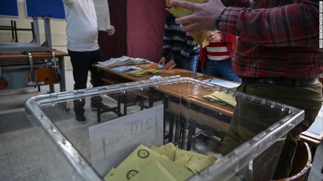 Funcionarios electorales cuentan los votos en un puesto de votación el 31 de marzo.