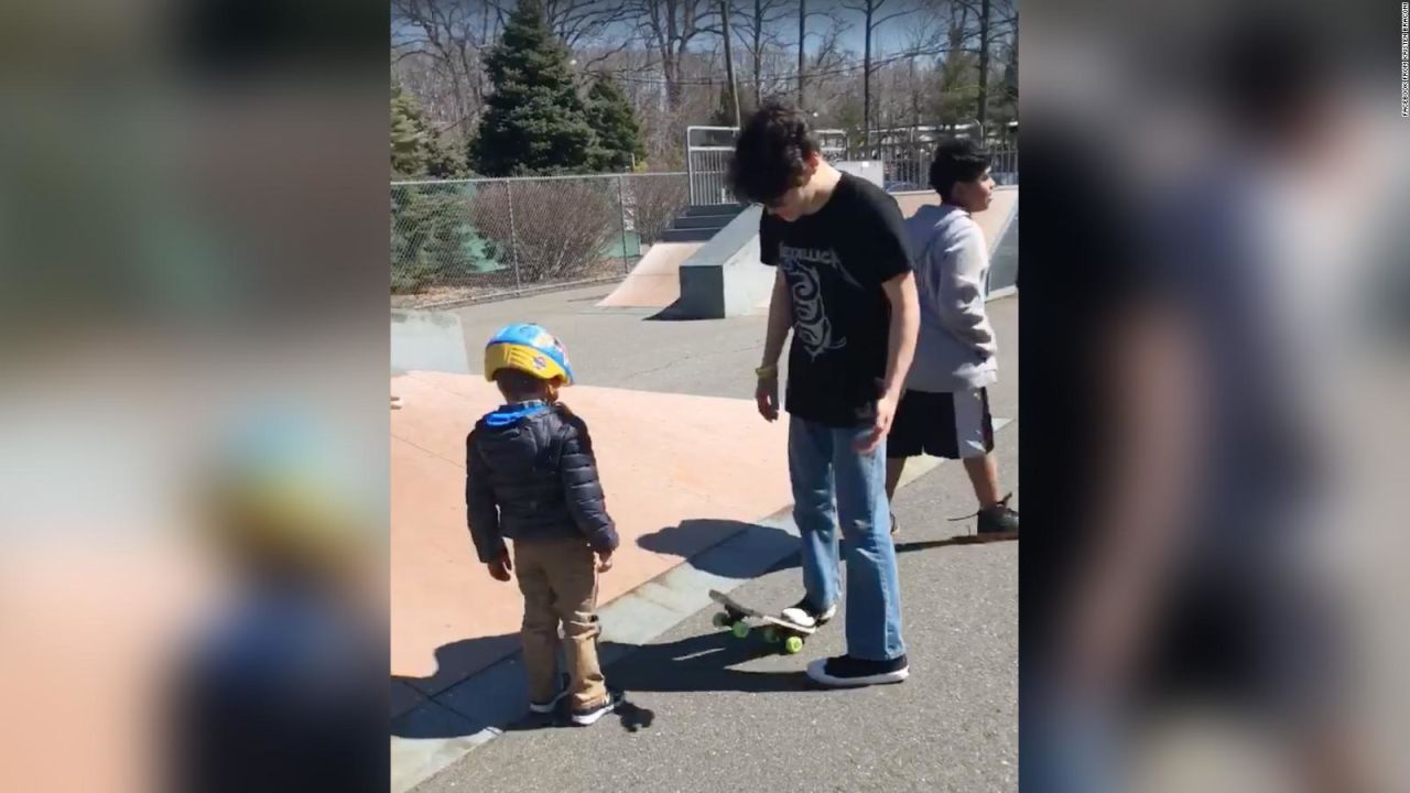 CNNE 632471 - nino con autismo recibe leccion de patinaje en su cumpleanos