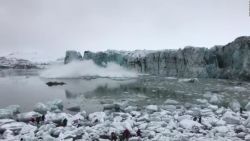 CNNE 632695 - turistas huyen ante ola gigante tras colapso de un glaciar