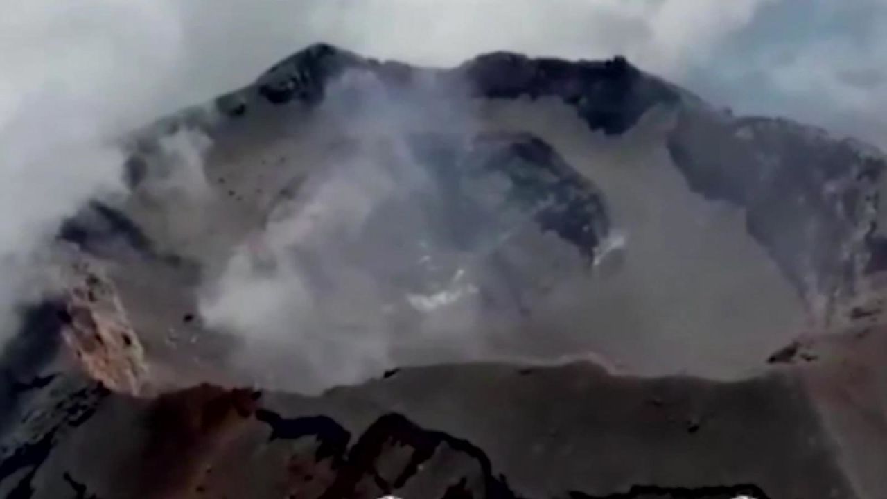 CNNE 632699 - aumenta tamano del crater del popocatepetl tras explosiones