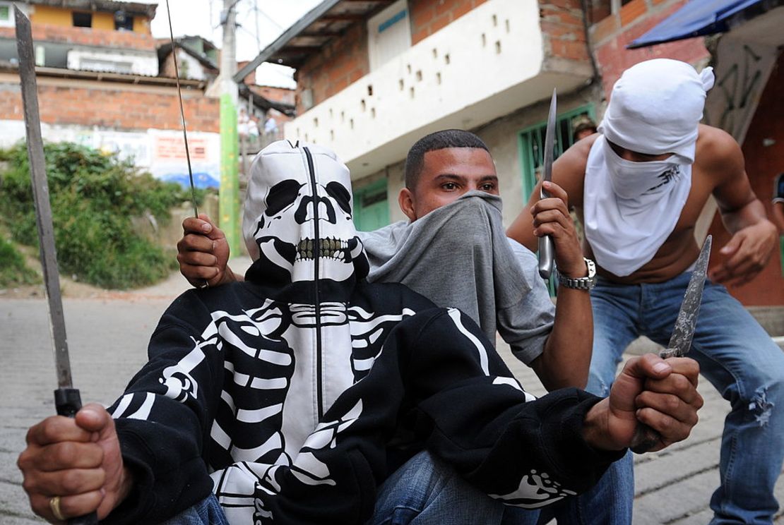 Foto de archivo. Pandilleros sostienen cuchillos después de una pelea con otro grupo criminal en la Comuna 13 de Medellín, en agosto de 2010.