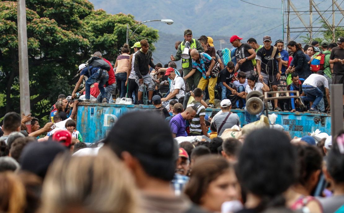 CNNE 633031 - colombia-venezuela-crisis-border