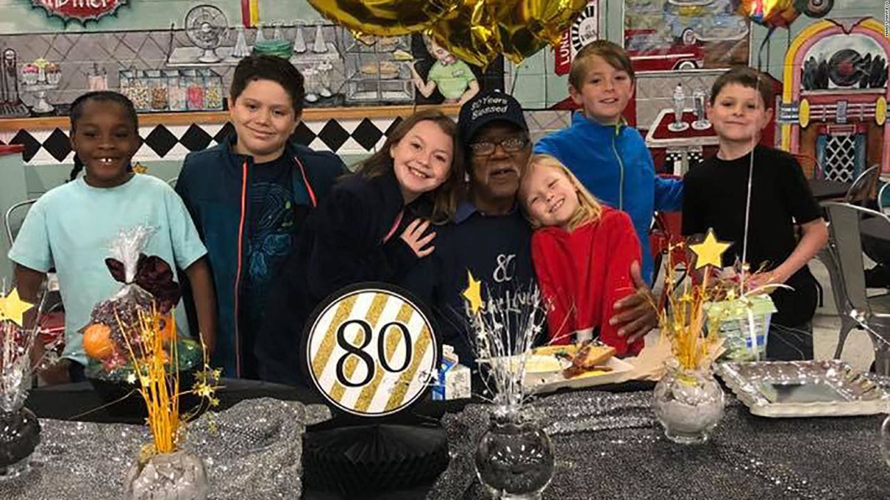 CNNE 633344 - el gran festejo de una escuela para un guardia 80 anos